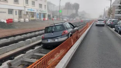 Une voiture coincée sur les rails du tramway (Photo)